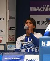 ５回途中で降板しベンチでドリンクを飲む深沢（撮影・園田高夫）