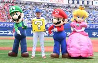 マリオらにベースを贈呈された石田裕（左から２人目）＝撮影・園田高夫
