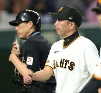 厳しい表情で選手交代を告げた阿部監督（撮影・金田祐二）