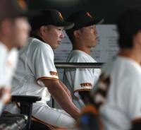 厳しい表情の阿部監督（撮影・金田祐二）