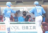６回、レイエスの適時打で勝ち越し、生還した田宮（右）を祝福する新庄監督（撮影・西岡正）