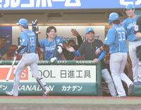 ９回、矢沢（左）の２ランが認定され、祝福する新庄監督（中央）＝撮影・西岡正