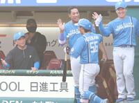 ８回、３ランを放った細川（５６）を祝福する新庄監督（撮影・西岡正）