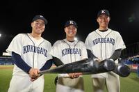 ポーズをとる（左から）国学院大・緒方漣、田井志門、大谷汰一（撮影・石井剣太郎）