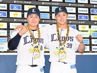 お立ち台でガッツポーズを決める渡部（左）と平沢（撮影・開出牧）
