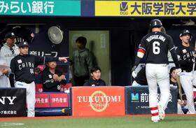９回、代打を告げるサブロー監督（左端）＝撮影・山口登