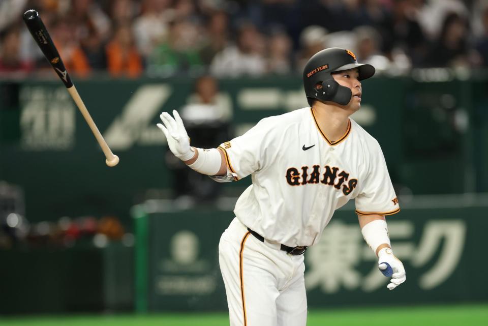 ４回、右越えに先制３ランを放つ大城（撮影・金田祐二）