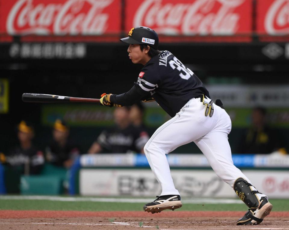 　５回、勝ち越しの適時二塁打を放つ柳町（撮影・開出牧）