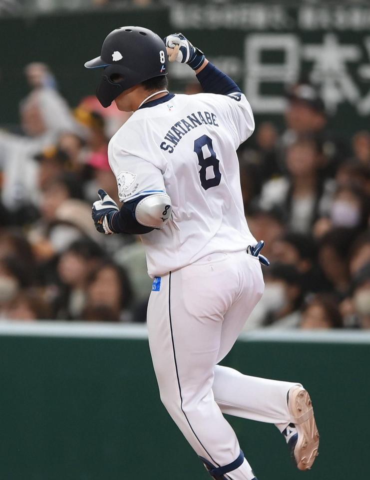 ２回、左越え本塁打を放ちガッツポーズを決める渡部（撮影・開出牧）