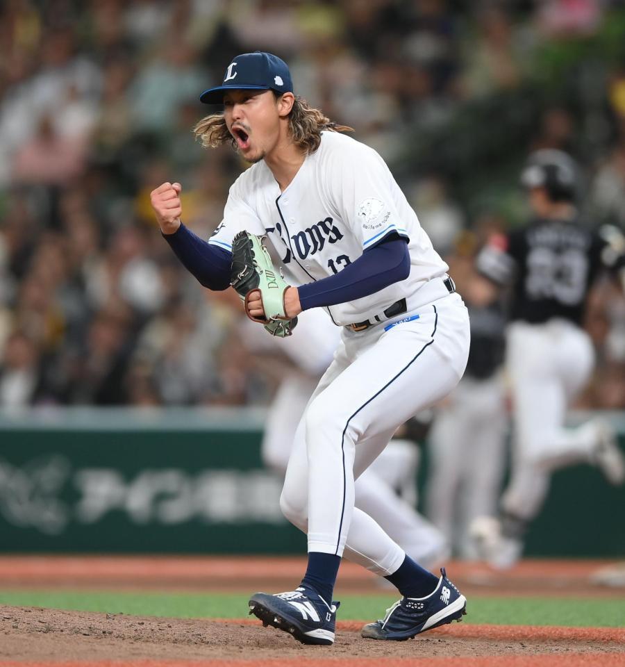 ３回、周東（右後方）を二ゴロ併殺に打ち取り雄たけびを上げる先発・高橋光（撮影・開出牧）