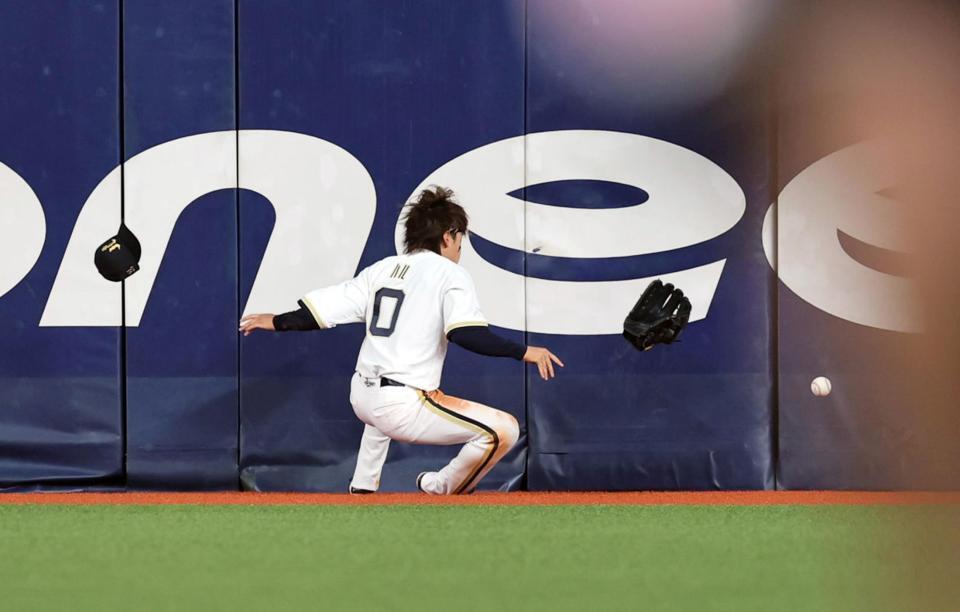 ５回、渡部は打球を追いフェンスに激突する（撮影・山口登）