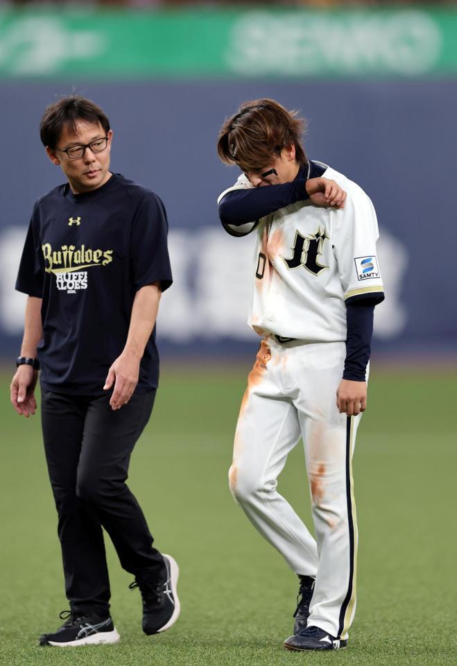 ５回、渡部はフェンスに激突しベンチに戻る（撮影・山口登）・山口登）