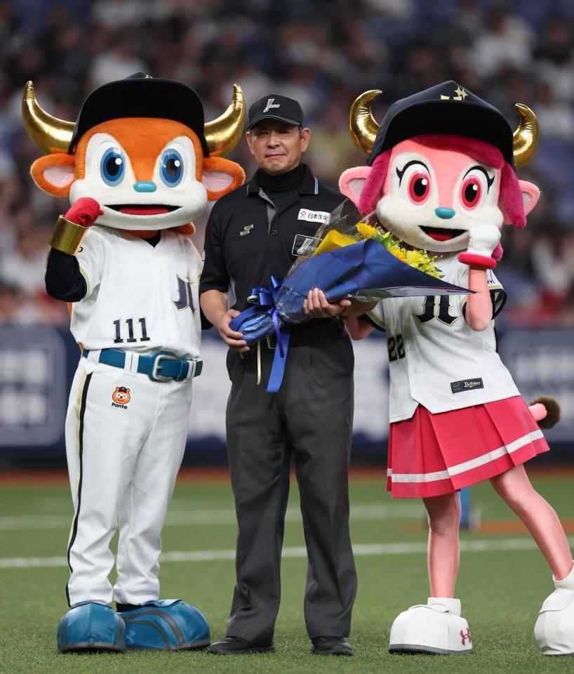 真鍋勝己審判員は３０００試合出場を達成し花束を贈られる（撮影・山口登）