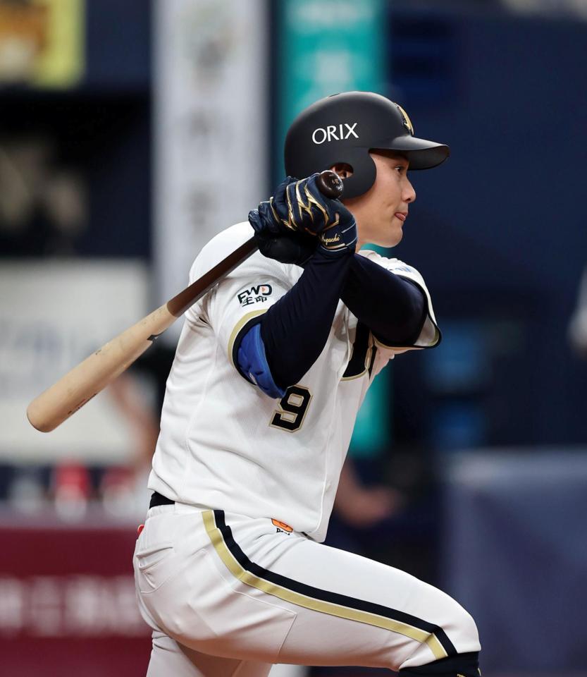 ２回、野口は右前に２点適時打を放つ（撮影・山口登）