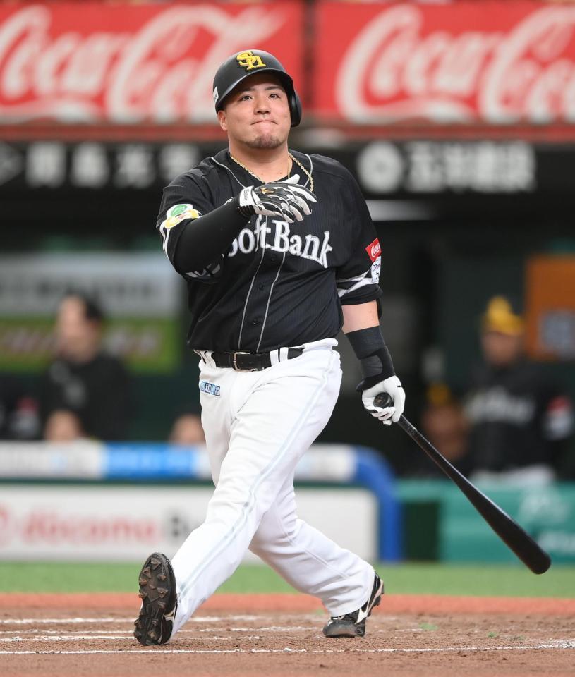 ７回、空振り三振に倒れた山川（撮影・開出牧）