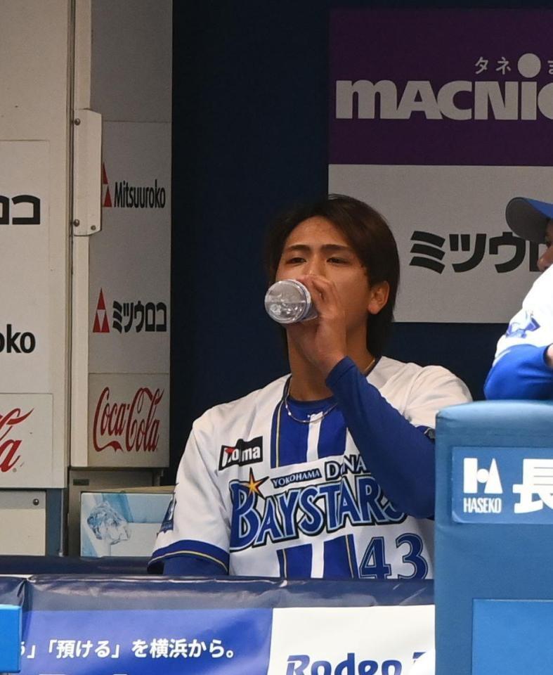 ５回途中で降板しベンチでドリンクを飲む深沢（撮影・園田高夫）