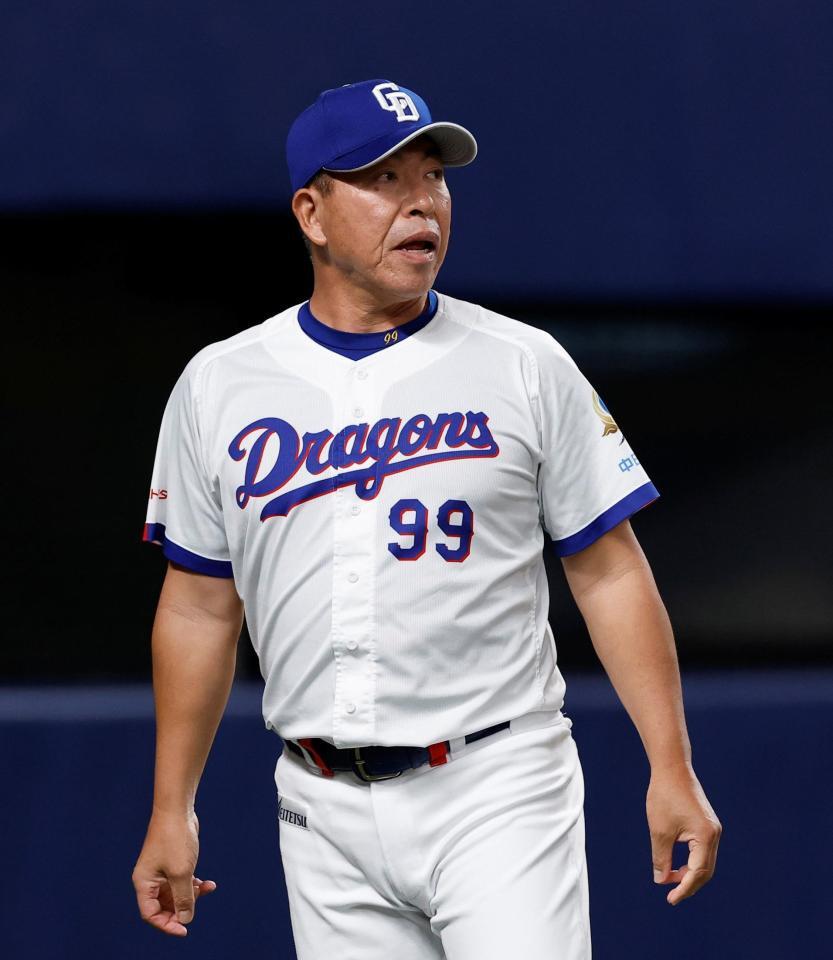 ８回を終え、選手交代を告げた井上監督（撮影・西田忠信）