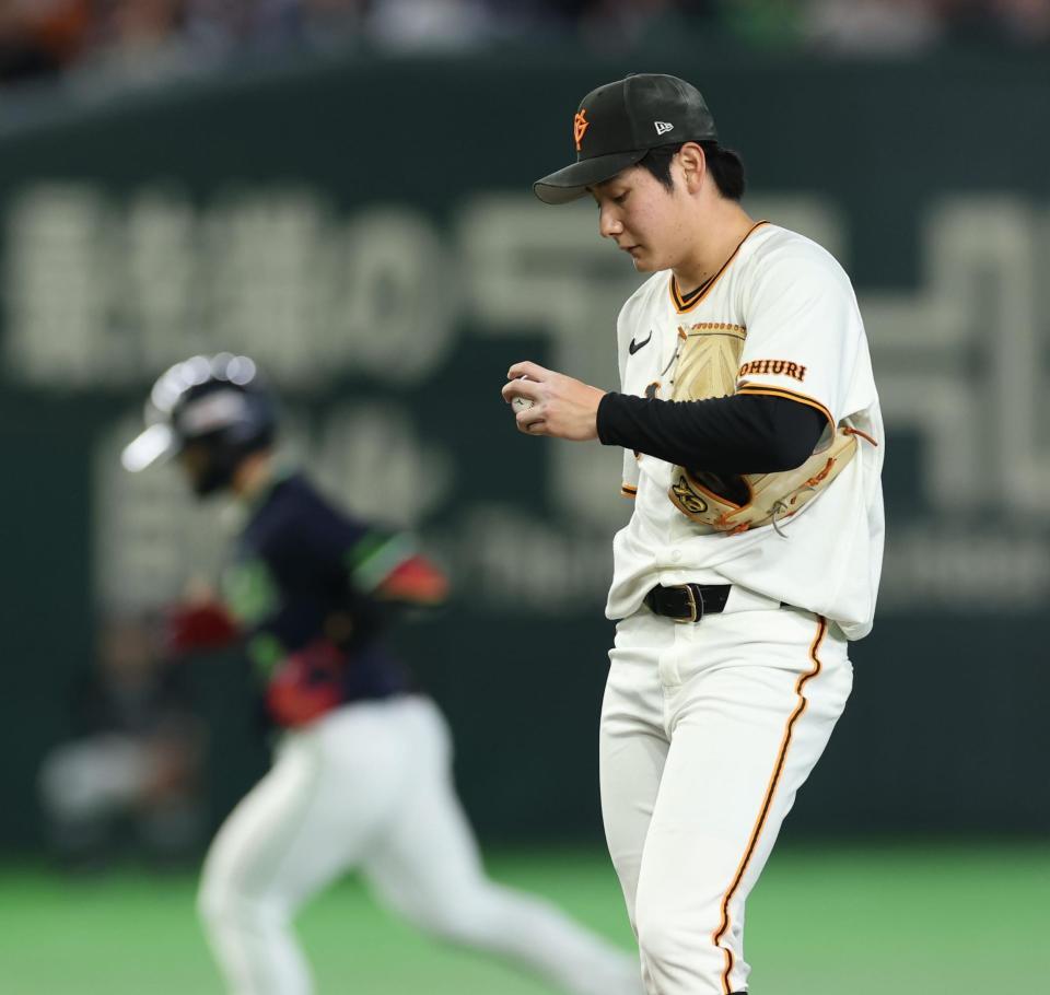 ６回、内山のソロを浴び下を向く竹丸（撮影・金田祐二）