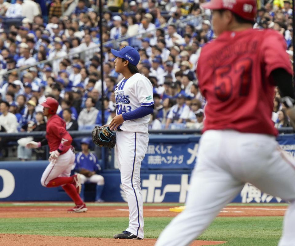　３回、菊池（奥）に先制３ランを浴びた深沢。手前は二走持丸