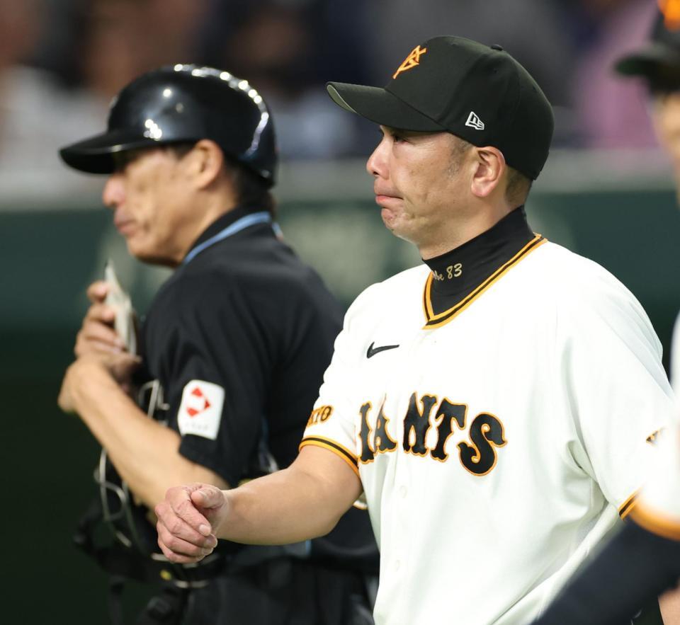 厳しい表情で選手交代を告げた阿部監督（撮影・金田祐二）