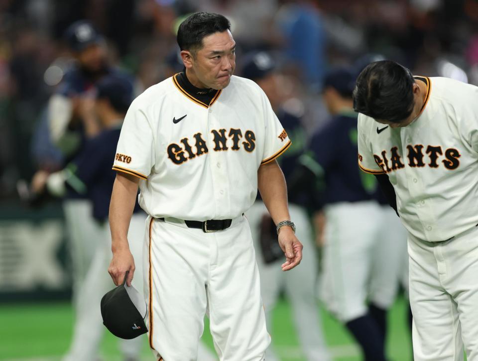 敗戦に厳しい表情の阿部監督（撮影・金田祐二）
