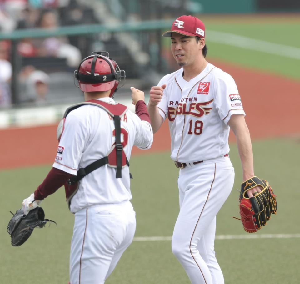 １回、無失点で終え、太田（左）とタッチを交わす前田健（撮影・西岡正）