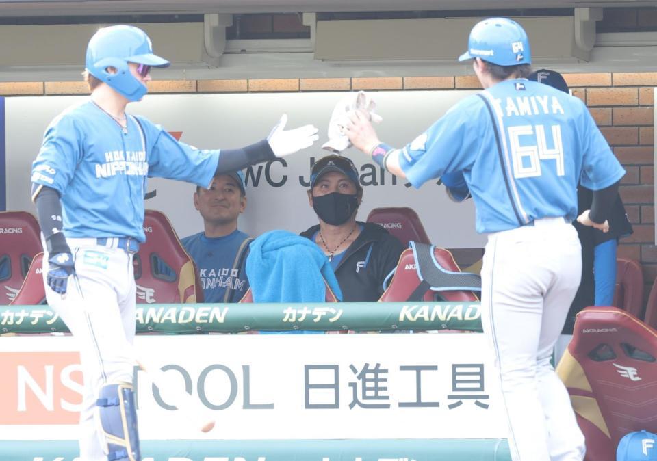 ６回、レイエスの適時打で勝ち越し、生還した田宮（右）を祝福する新庄監督（撮影・西岡正）