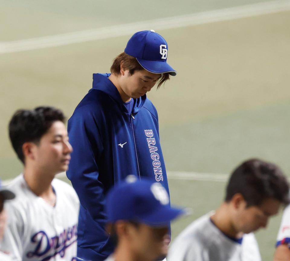 阪神に敗れ、肩を落とす高橋宏（撮影・西田忠信）
