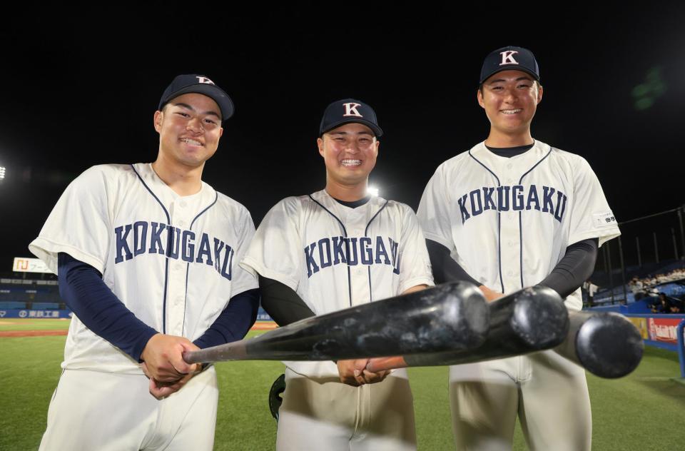 ポーズをとる（左から）国学院大・緒方漣、田井志門、大谷汰一（撮影・石井剣太郎）