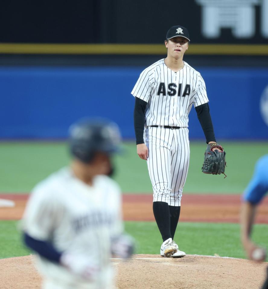 ６回、国学院大・緒方漣（手前）に本塁打を許した亜細亜大・川尻啓人（撮影・石井剣太郎）