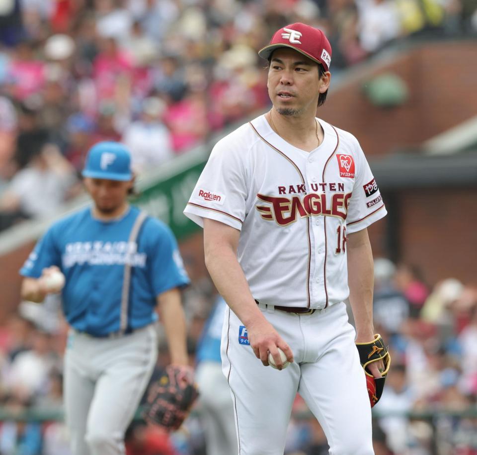 ５回、同点とされ、ベンチへ戻る前田健（撮影・西岡正）