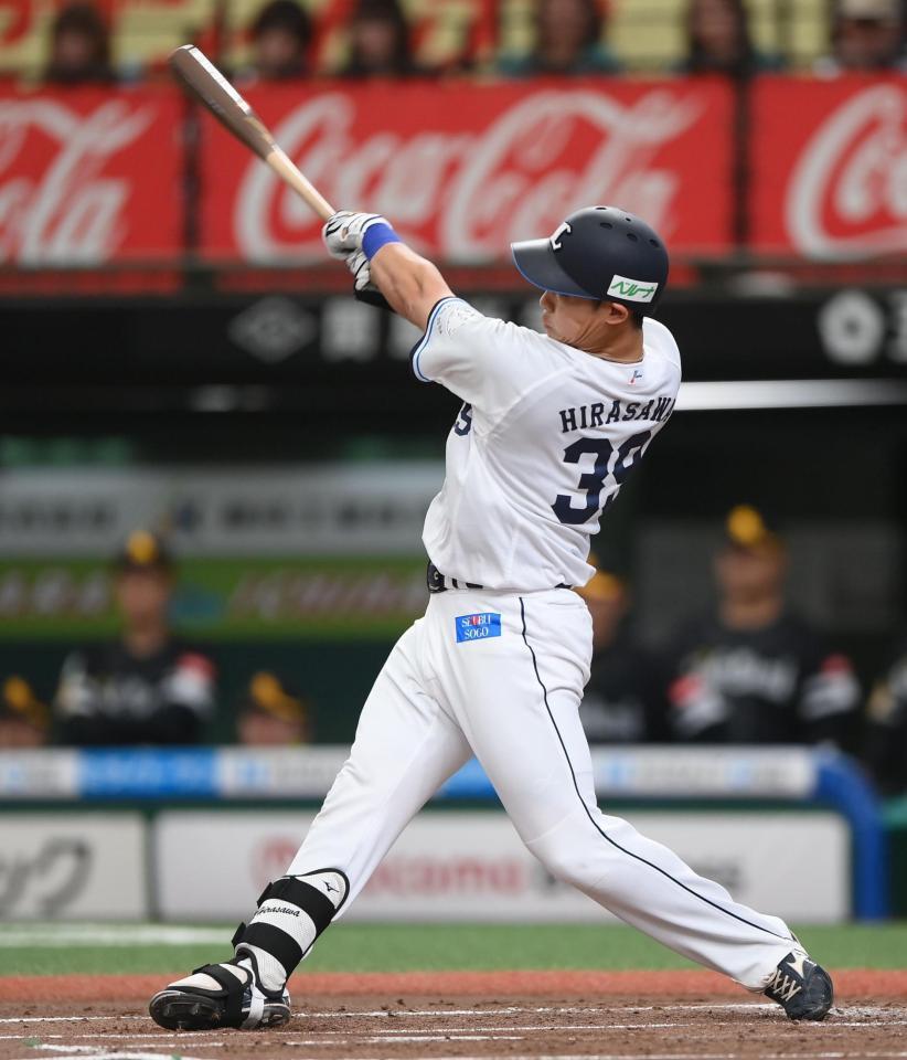 ２回、右越え二塁打を放つ平沢（撮影・開出牧）