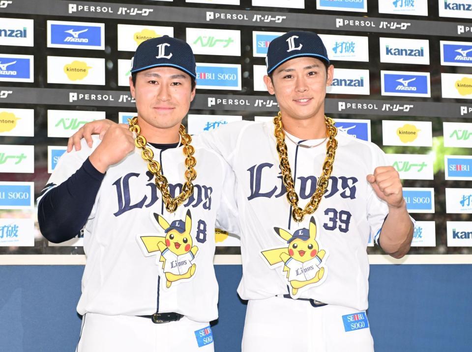 お立ち台でガッツポーズを決める渡部（左）と平沢（撮影・開出牧）