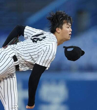 　帽子を振り飛ばし、力投する亜大・川尻（撮影・石井剣太郎）