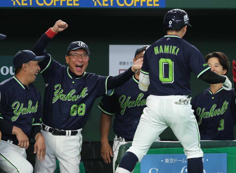 　１回、並木（０）の先頭打者本塁打に大喜びの池山監督（撮影・金田祐二）