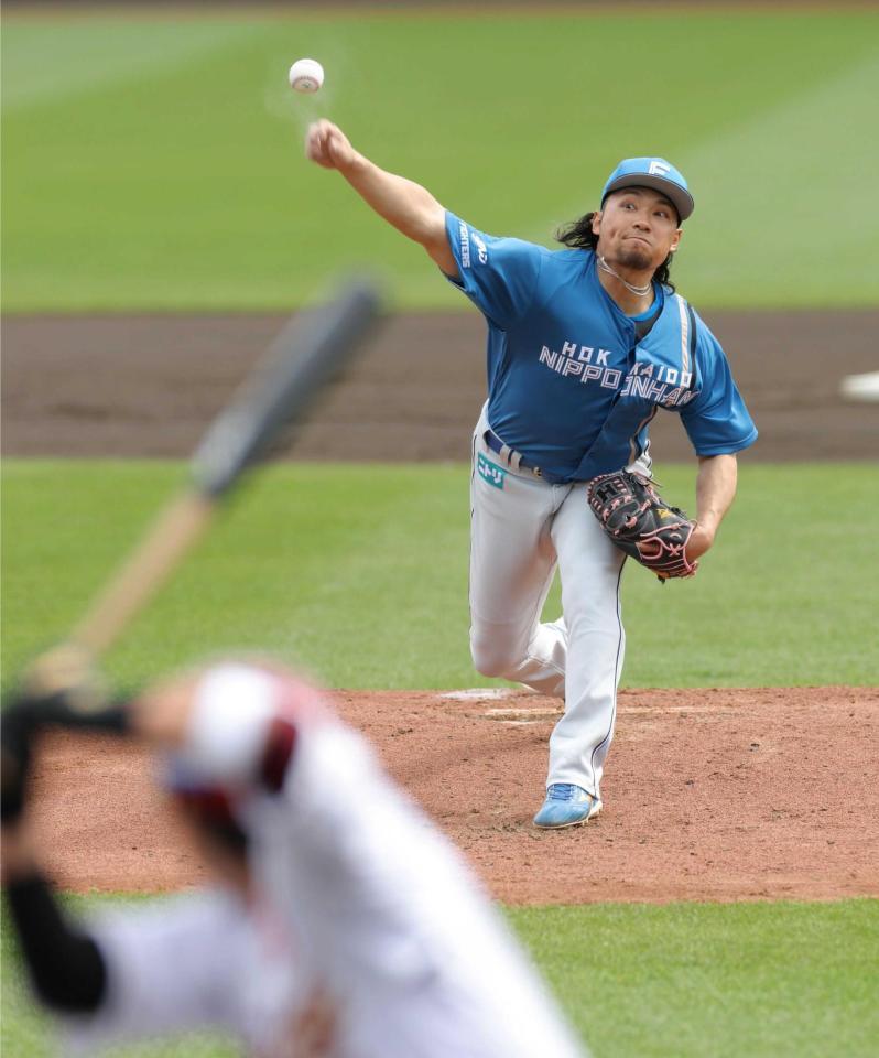 　楽天打線を相手に力投する伊藤（撮影・西岡正）