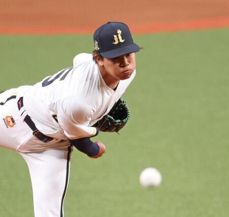１回、力投する先発投手の宮国（撮影・中田匡峻）