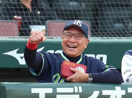 １回、古賀が先制となる適時三塁打を放ち、拳を握る池山監督（撮影・北村雅宏）
