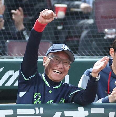 ４回、高梨が適時打を放ち、喜ぶ池山監督（撮影・北村雅宏）
