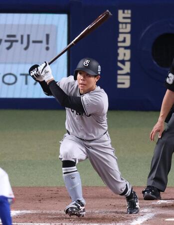 ７回、佐々木が適時二塁打を放つ