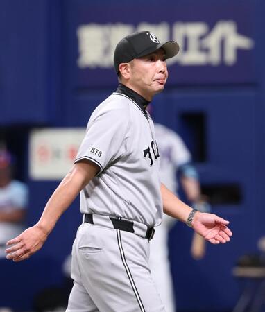 ５回、投手交代を告げた阿部監督