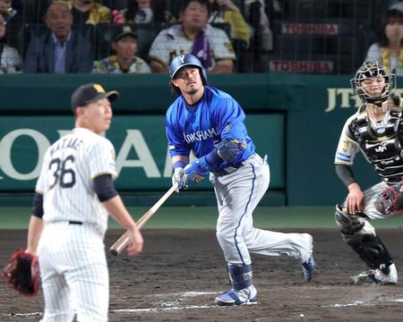 ９回、左中間スタンドへ３ランを放つ宮崎（撮影・立川洋一郎）