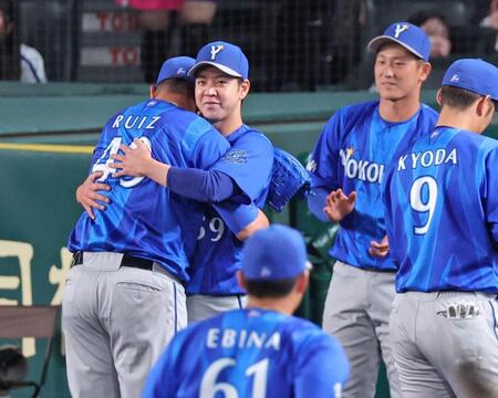 ６回、リリーフしたルイーズ（左）が後続を断ち、ハグを交わす平良（撮影・立川洋一郎）