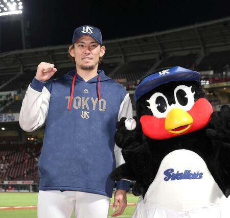 お立ち台でポーズをとる高梨（左）＝撮影・北村雅宏