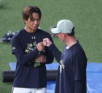 岸田監督（右）とタッチを交わす宮国（撮影・中田匡峻）
