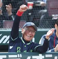 ４回、高梨が適時打を放ち、喜ぶ池山監督（撮影・北村雅宏）