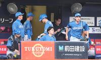 ５回、空振り三振に倒れベンチに戻る清宮幸（中央）。右端はマウンドに向かう達（撮影・中田匡峻）