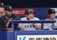 ８回、厳しい表情で試合を見る阿部監督（中央）