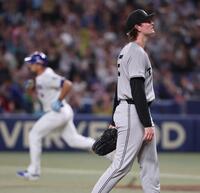 ２回、ボスラー（奥）に先制２ランを許したウィットリー