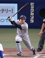 ７回、佐々木が適時二塁打を放つ